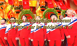 Femmes haltérophiles honorant la patrie par les médailles d’or